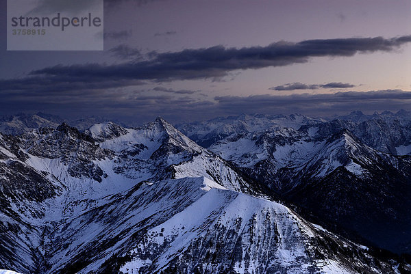 Die blaue Stunde über den Allgäuer Alpen  Berwang  Tirol  Östereich