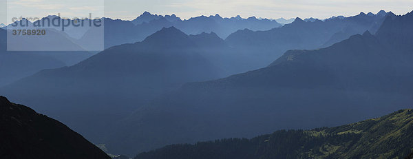 Lechtaler Alpen im Morgendunst  Holzgau  Tirol  Österreich