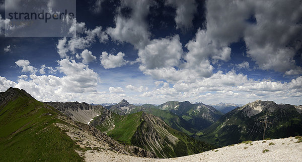 Lechtaler Grasberge mit Namloser Wetterspitze  Berwang  Tirol  Österreich