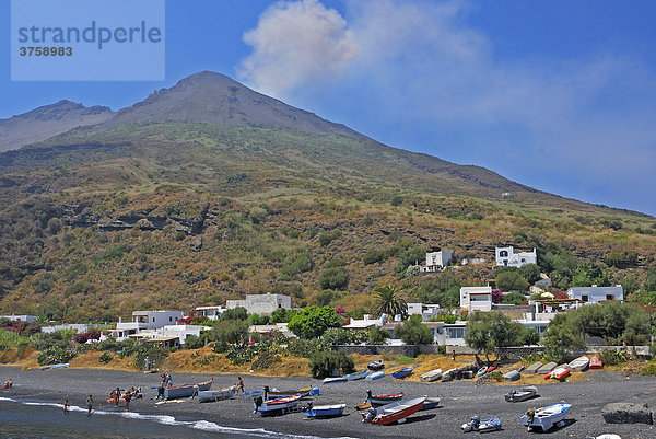 Blick auf den Vulkan Strombolivom Meer aus  Insel Stromboli  Liparische Inseln  Süditalien  Italien