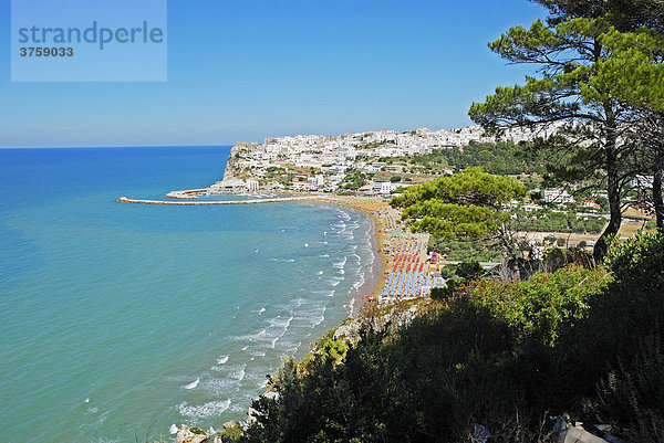 Bright white buildings of Peschici  Apulia  Southern Italy