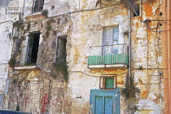 Rundown houses in Taranto  Apulia  Southern Italy