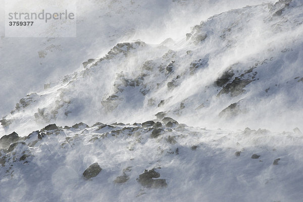 Föhnsturm im Hochgebirge mit starken Schneeverwehungen  Glungezer Tirol Österreich Europa