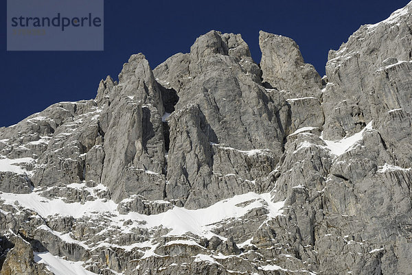 Schneebedeckte  bizarr erodierte Dolomitfelswand Wilder Kaiser Gebirge  Tirol  Österreich  Europa