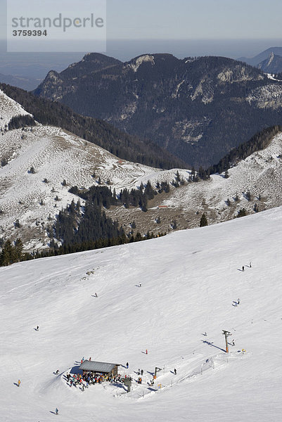 Schlepplift im Skigebiet Sudelfeld in einem schneearmen Winter  Bayerische Alpen  Deutschland  Europa