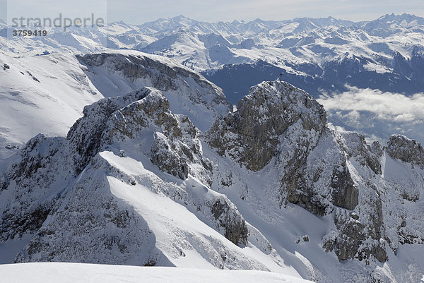 Blick auf die verschneiten Gipfel des Rofan Gebirges und Hohe Tauern  Tirol  Österreich  Europa