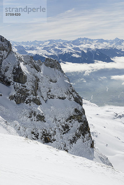 Blick vom verschneiten Rofan Gebirge ins schneefreie Zillertal  hinten Hohe Tauern  Tirol  Österreich  Europa