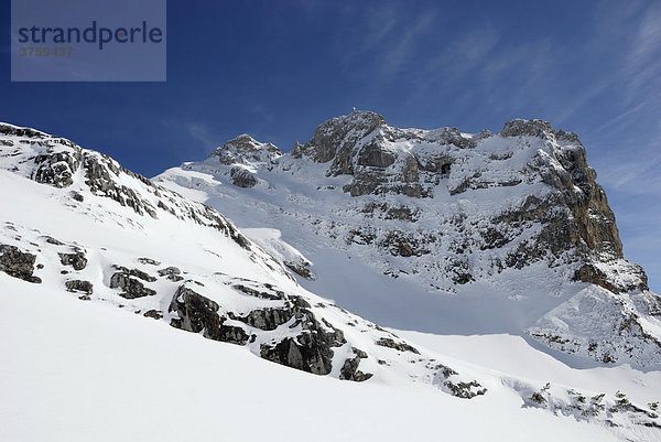 Verschneiter Felsgipfel im Rofan Gebirge  Tirol  Österreich  Europa