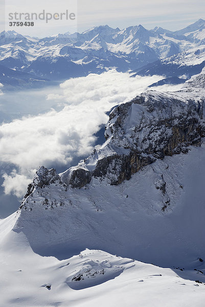 Talblick auf mit Nebelschwaden verhangenes Bergtal hinten Zillertaler Hauptkamm  Rofan Gebirge  Tirol  Österreich  Europa