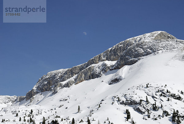 Mond über verschneitem Bergrücken im Rofan Gebirge  Tirol  Österreich  Europa