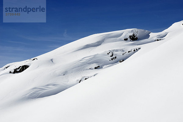 Schneewechte auf einem Bergkamm im Rofan Gebirge  Tirol  Österreich  Europa
