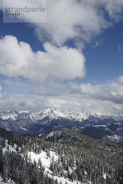 Frisch verschneite Berggipfel in den Berchtesgadener Alpen  Bayern  Deutschland  Europa