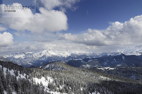 Frisch verschneite Berggipfel in den Berchtesgadener Alpen  Bayern  Deutschland  Europa