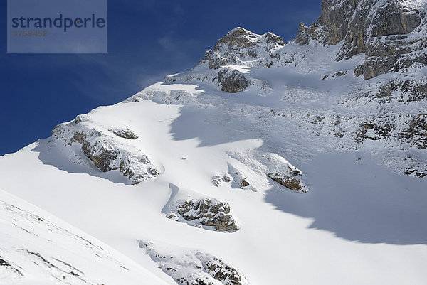 Verschneiter Felsgrat im Hochgebirge Rofan Gebirge Tirol Österreich Europa