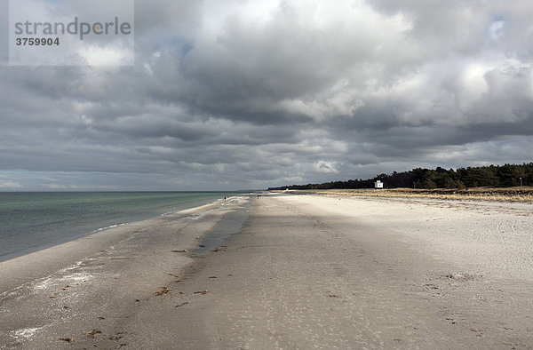 Dichte Wolken und Strand an der Ostseeküste in Prerow auf dem Darß in Mecklenburg-Vorpommern  Deutschland  Europa