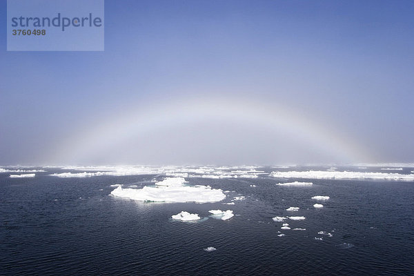 Nebelbogen über Eisschollen  Spitzbergen  Norwegen