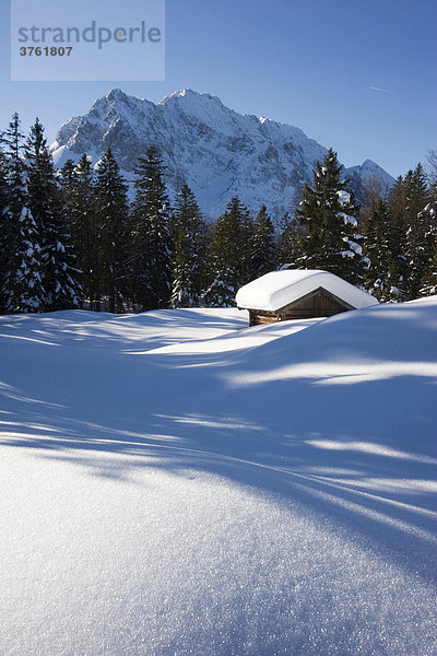 Almhütte vor Wettersteinwand im Winter  Mittenwald  Bayern  Deutschland