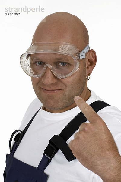 Portrait eines glatzköpfigen Mannes mit Schutzbrille