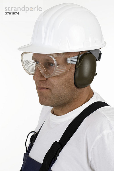 Handwerker mit Schutzhelm  Schutzbrille und Gehörschutz (Arbeitssicherheit)