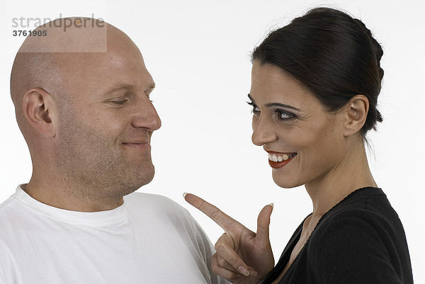 Eine fröhliche Frau in Diskussion mit einem Mann
