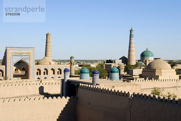 Blick auf die hohen Türme und blauen Kuppeln der Altstadt Xiva Usbekistan