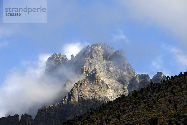 Felsiger Gipfel Batian (5199 m) in Wolken Mount Kenia Nationalpark Kenia