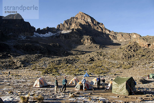 Zeltlager Mawenzi Tarn Camp mit Gipfel des Mawenzi Kikelewa Route Kilimandscharo Tansania