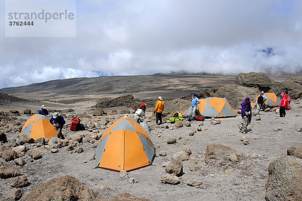 Trekkinggruppe mit Zelten im School Hut Camp Kikelewa Route Kilimandscharo Tansania