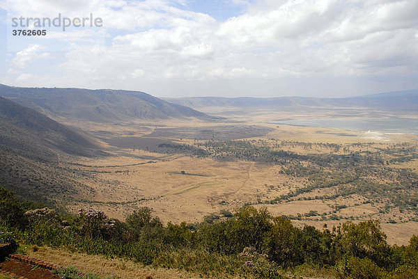 Blick in den Ngorongoro Krater mit Kraterrand und See Lake Magadi Tansania