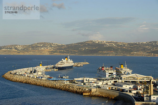 Schiffe am Pier Hafen von Tanger Marokko