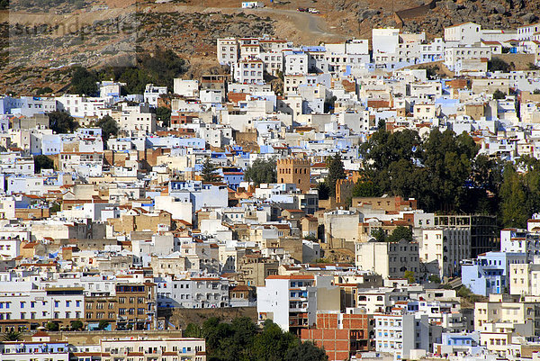 Blick auf viele bunte Häuser der Medina Chefchaouen Marokko