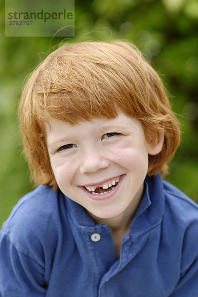 Junge Kind mit Zahnlücke verlust der Milchzähne