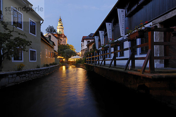 Cesky Krumlov Böhmisch Krumau an der Moldau Vltava Böhmerwald Sumava Tschechien Das Schloss Schwarzenberg bei Nacht über dem Fluss