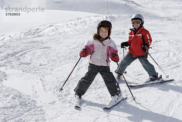 Zwei Kinder beim Skifahren
