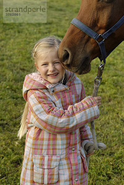 Kleines Mädchen mit seinem Pferd
