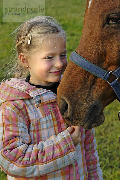 Kleines Mädchen mit seinem Pferd