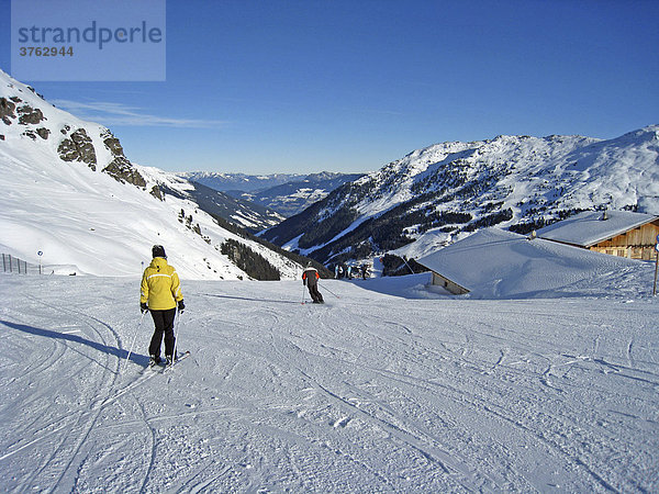 Skifahrer auf Skipiste im Skigebiet Hochfügen  Zillertal  Tirol  Österreich