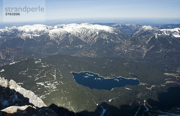 Blick von der Zugspitze  Eibsee  Alpen  Bayern  Deutschland