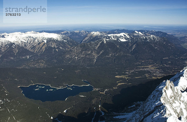 Blick auf Eibsee von der Zugspitze  Bayern  Deutschland