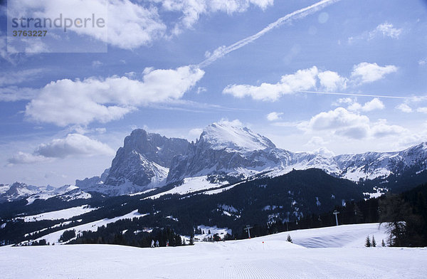 Skigebiet Seiser Alm mit Plattkofel und Langkofel  Südtirol  Italien  Europa