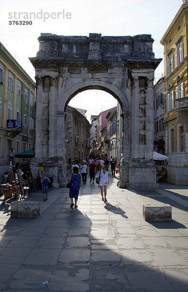 Römischer Triumphbogen  Fußgängerzone  Altstadt von Pula  Istrien  Kroatien