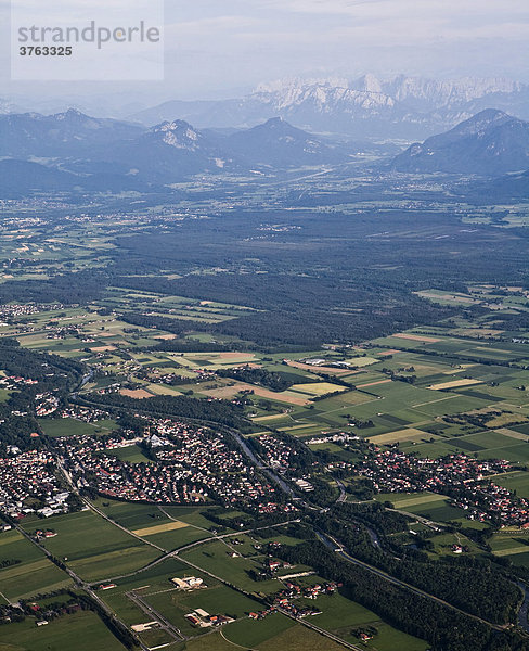 Blick aus dem Heißluftballon  Inntal  Bayern  Deutschland