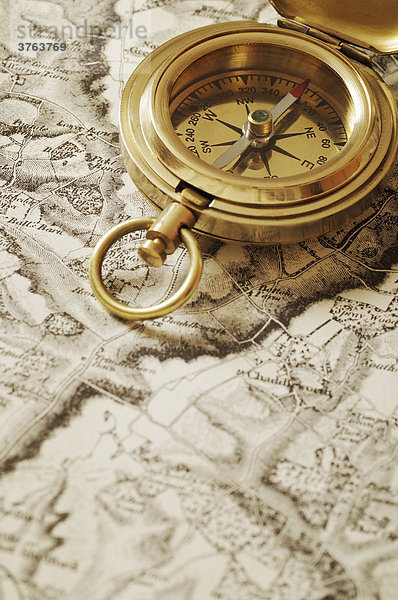 Kompass und Landkarte