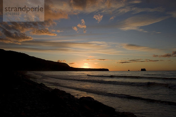 Sonnenuntergang am Strand von Greymouth  Südinsel  Neuseeland