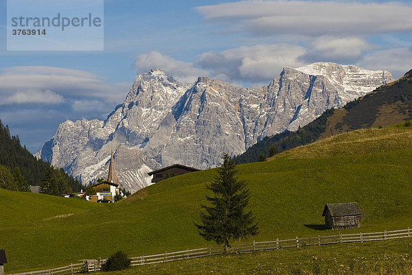 Zugspitze mit Berwang  Tirol  Österreich