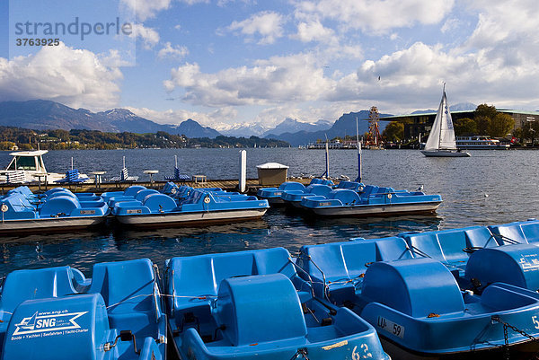 Tretboote am Vierwaldstätter See  Luzern  Schweiz