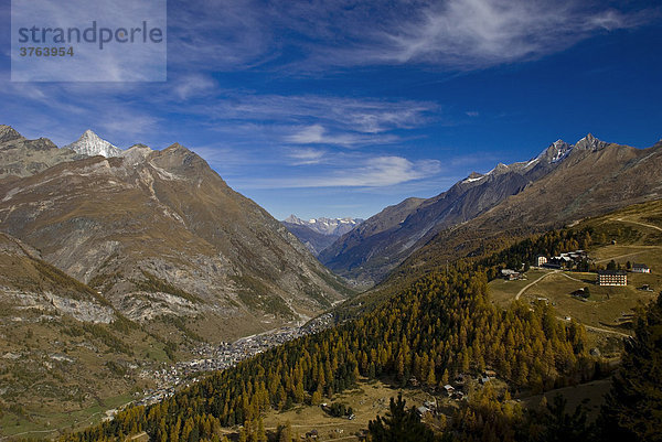 Blick von der Riffelalpe auf Zermatt mit Berner Alpen  Zermatt  Wallis  Schweiz