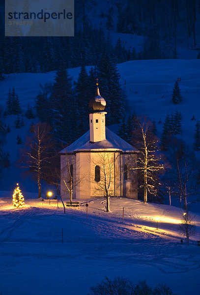 Annakircherl mit Christbaum  Kapelle  Achenkirch  Tirol  Österreich