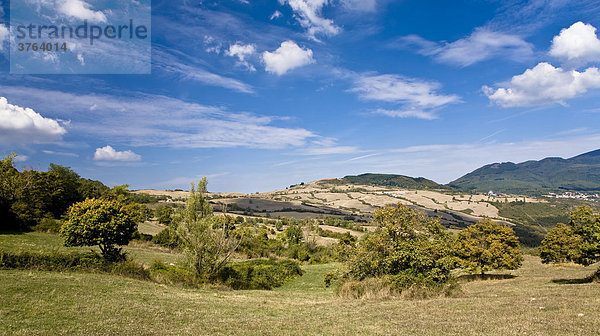 Landschaft Wolken werfen Schatten auf abgemähte Felder Toskana Italien