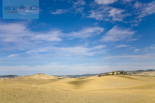 Abgemähte Felder mit Landhaus im Tal Val d'Orcia Crete Toskana Italien